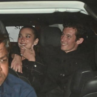 Gerüchte: Dua Lipa und Callum Turner verlobt?