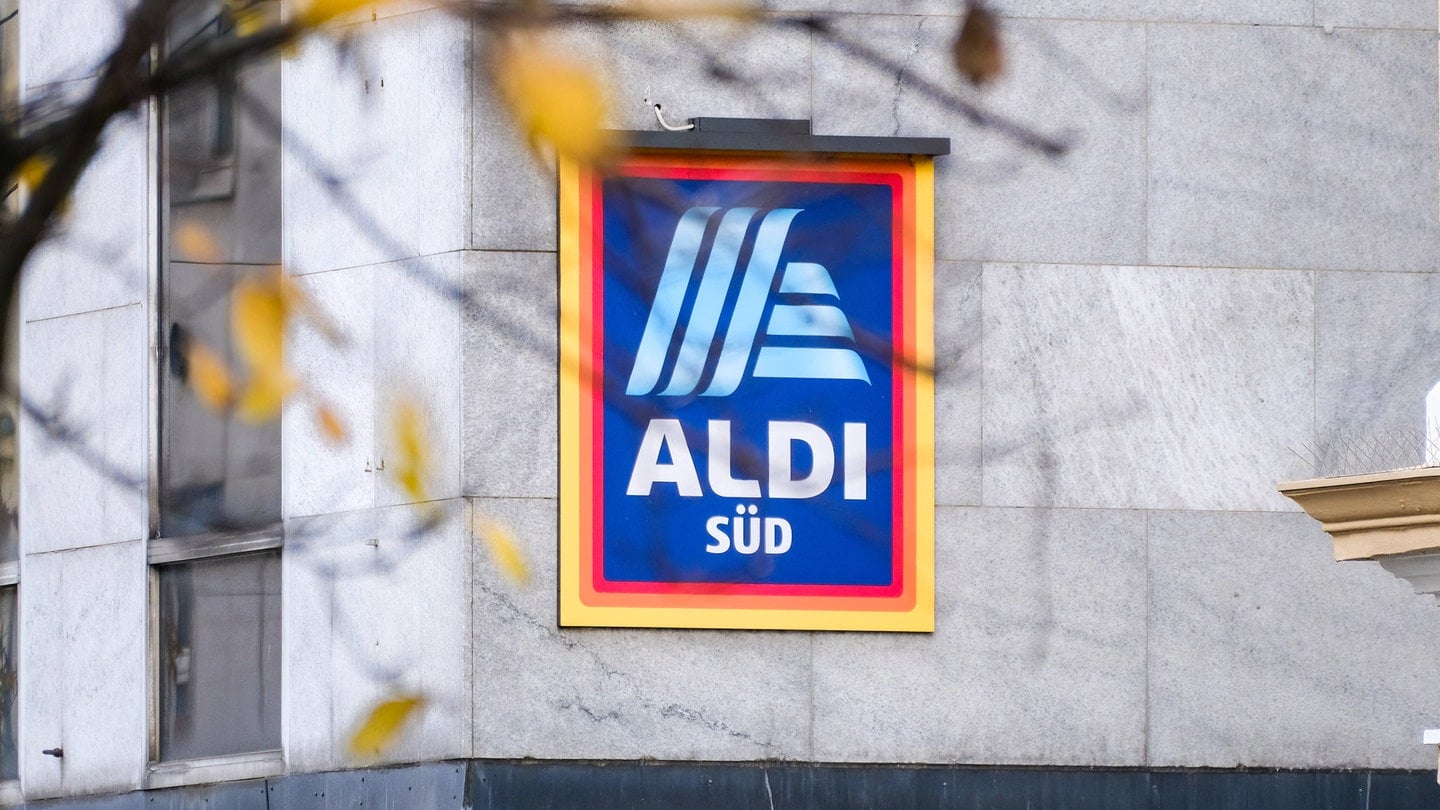 Der Discounter Aldi Süd nimmt zwei Besteckkästen zurück.