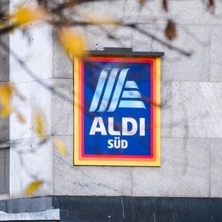 Der Discounter Aldi Süd nimmt zwei Besteckkästen zurück.