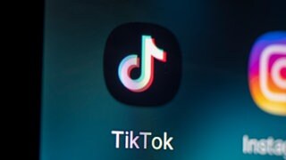 Auf dem Bildschirm eines Smartphones sieht man das Logo der App TikTok.