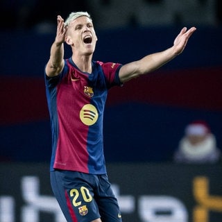 Dani Olmo könnte den FC Barcelona zur Rückrunde schon wieder verlassen. Der Club hat Probleme. ihn fürs neue Jahr anzumelden.