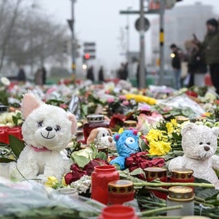 Über 615.000 Euro sind nach dem Anschlag bislang auf einem Spendenkonto der Stadt Magdeburg eingegangen. Plüschtiere, Kerzen und Blumen finden sich vor der Johanniskirche für die Opfer der Tat.