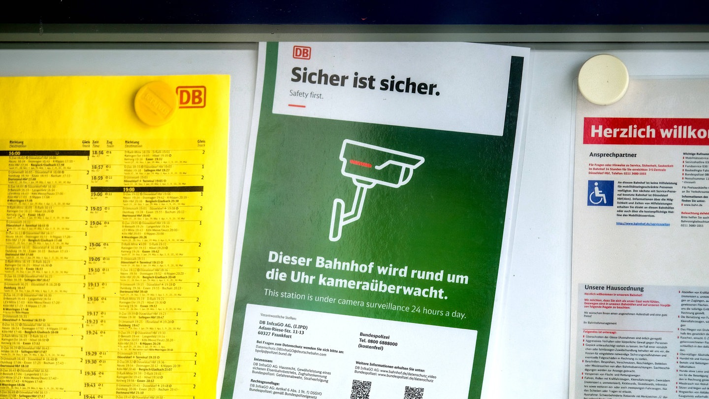 Ein Schild der Bahn an einem Bahnhof mit der Aufschrift: Dieser Bahnhof wird rund um die Uhr kameraüberwacht