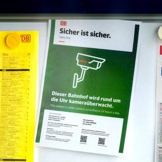 Ein Schild der Bahn an einem Bahnhof mit der Aufschrift: Dieser Bahnhof wird rund um die Uhr kameraüberwacht