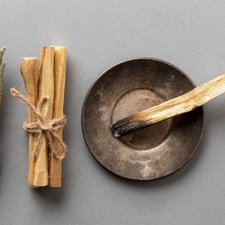 Räucherstäbchen, Lavendel und Palo Santo