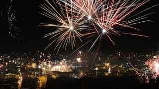 Silvesterfeuerwerk über der Stadt -  Die momentane sogenannte Inversionswetterlage wird dafür sorgen, dass man vielleicht nicht so viel vom Feuerwerk sehen kann.