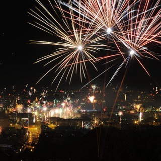 Silvesterfeuerwerk über der Stadt -  Die momentane sogenannte Inversionswetterlage wird dafür sorgen, dass man vielleicht nicht so viel vom Feuerwerk sehen kann.