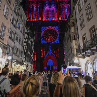 Das Straßburger Münster wird bunt angeleuchtet - An Silvester gibt es in Straßburg für Jugendliche unter 16 Jahren eine Ausgangssperre