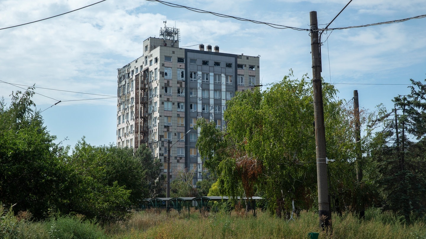 Ein Wohnhaus in der ukrainischen Region Donbas ist durch russischen Beschuss beschädigt.