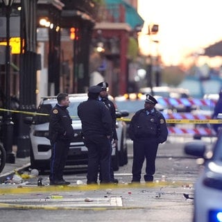 Rettungskräfte betreten den Tatort auf der Bourbon Street, nachdem ein Fahrzeug in eine Menschenmenge auf der Canal und Bourbon Street in New Orleans gefahren ist.