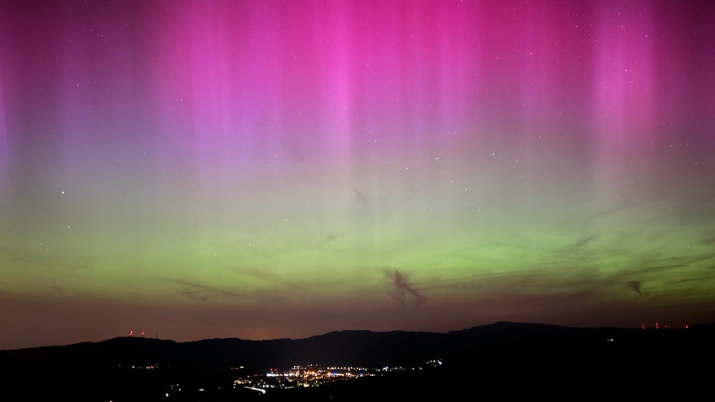 Polarlichter über dem Dreisamtal bei Oberried nahe Freiburg im Schwarzwald im Mai 2024.