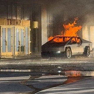 Tesla Cybertruck brennt nach Explosionen vor dem Trump-Hotel in Las Vegas