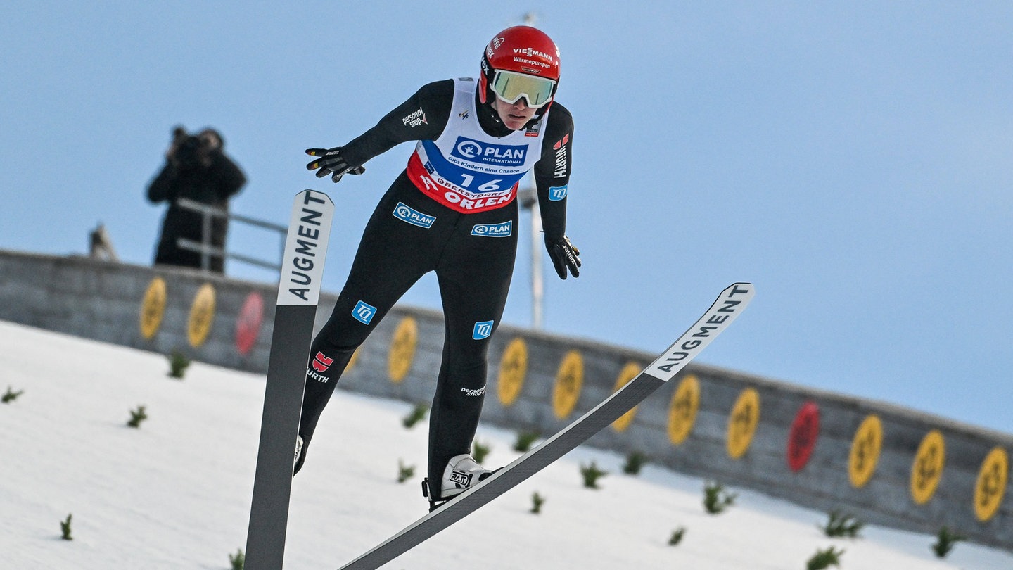 Skispringerin Selina Freitag im Flug: Für den Sieg in der Qualifikation hat sie Duschgel, Shampoo und Handtücher bekommen.