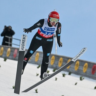 Skispringerin Selina Freitag im Flug: Für den Sieg in der Qualifikation hat sie Duschgel, Shampoo und Handtücher bekommen.