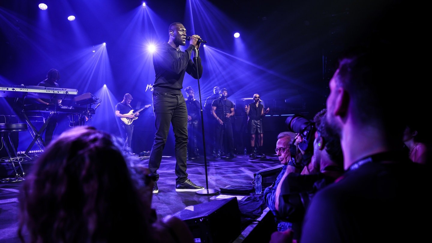 Rapper Stormzy wurde mit Handy am Steuer erwischt. Dafür hat er ein langes Fahrverbot bekommen.