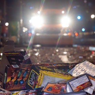 Eine Kehrmaschine der Berliner Stadtreinigung (BSR) räumt mit dem Schiebeschild den Müll der Silvesternacht von der Ebertstraße