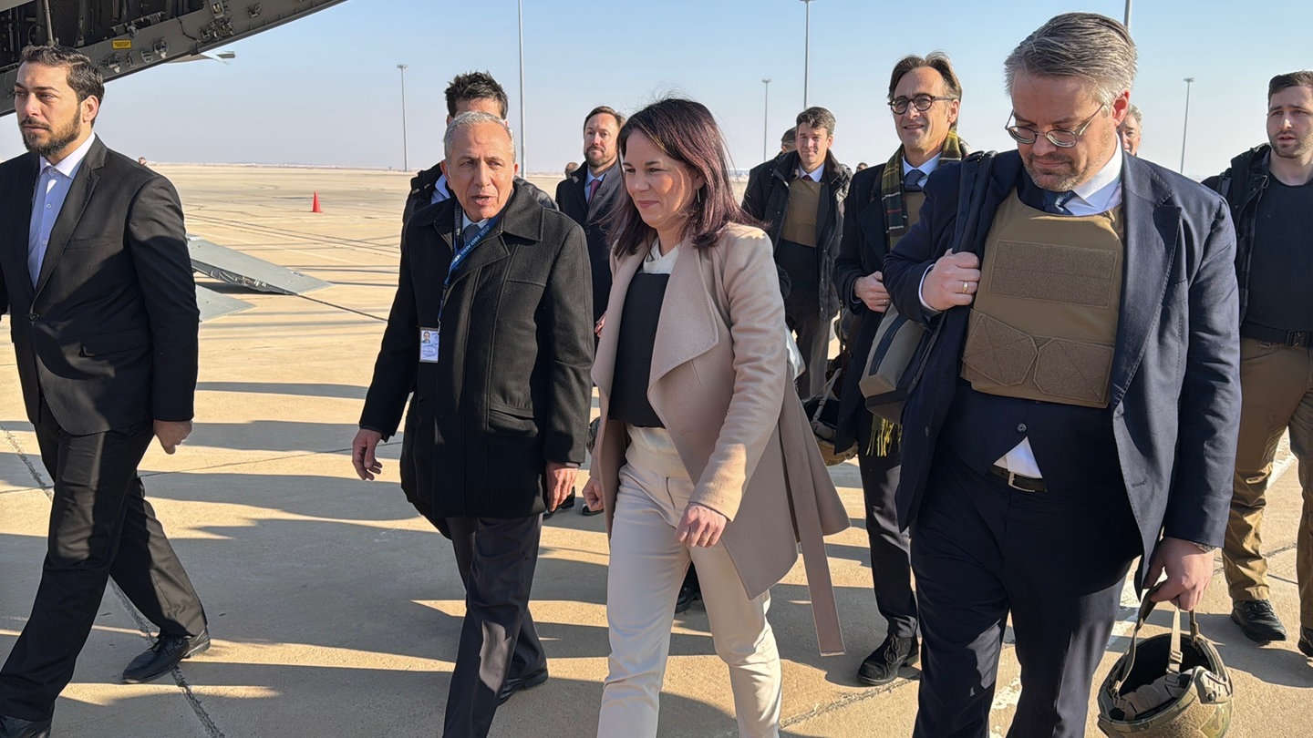 Außenministerin Annalena Baerbock wird nach ihrer Ankunft auf dem Flughafen von Damaskus begrüßt.