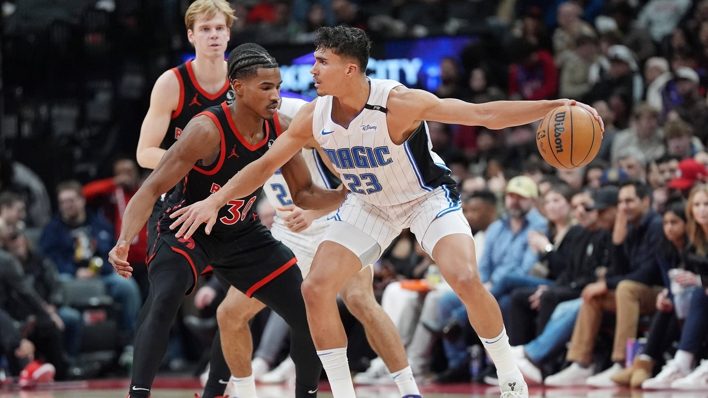 Orlando Magic-Forward Tristan da Silva (23) dribbelt den Ball.