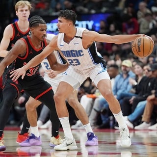 Orlando Magic-Forward Tristan da Silva (23) dribbelt den Ball.