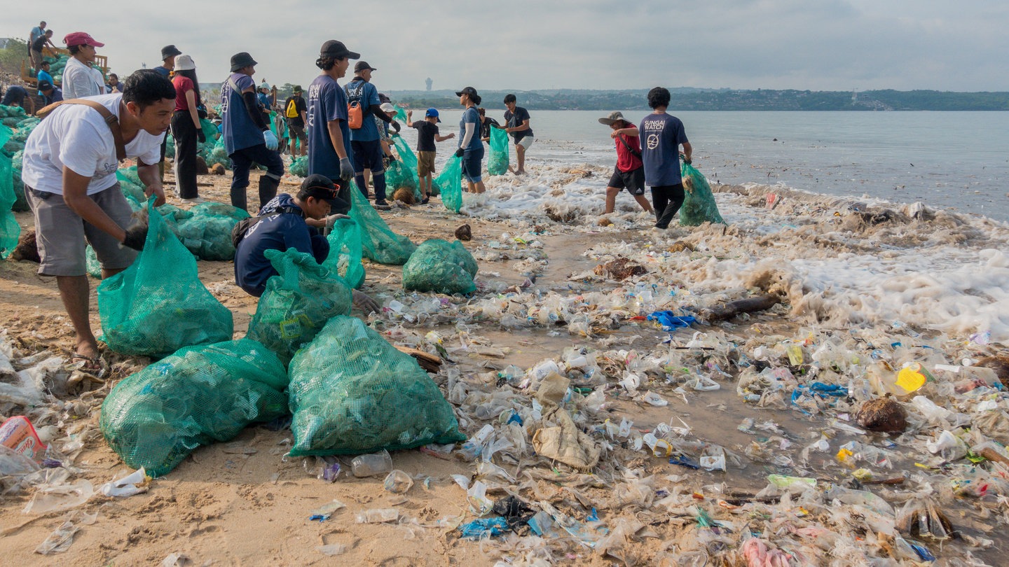 Freiwillige sammeln tonnenweise Plastikmüll an einem Strand auf Bali.