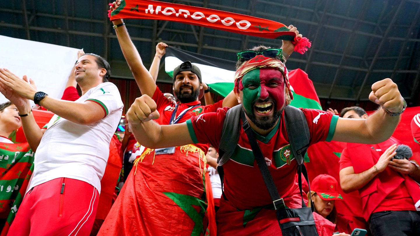 Marokko-Fans stehen vor dem Spiel auf der Tribüne. WM 2022 in Katar.