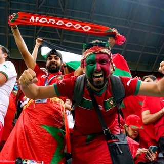 Marokko-Fans stehen vor dem Spiel auf der Tribüne. WM 2022 in Katar. 