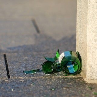 Betrunkener wirft Bierflasche gegen Polizeirevier!🚨