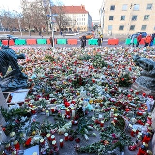 Hunderte Kerzen, Blumen und Plüschtiere finden sich vor der Johanniskirche für die Opfer des Anschlags. Jetzt ist die Zahl der Todesopfer auf sechs gestiegen.