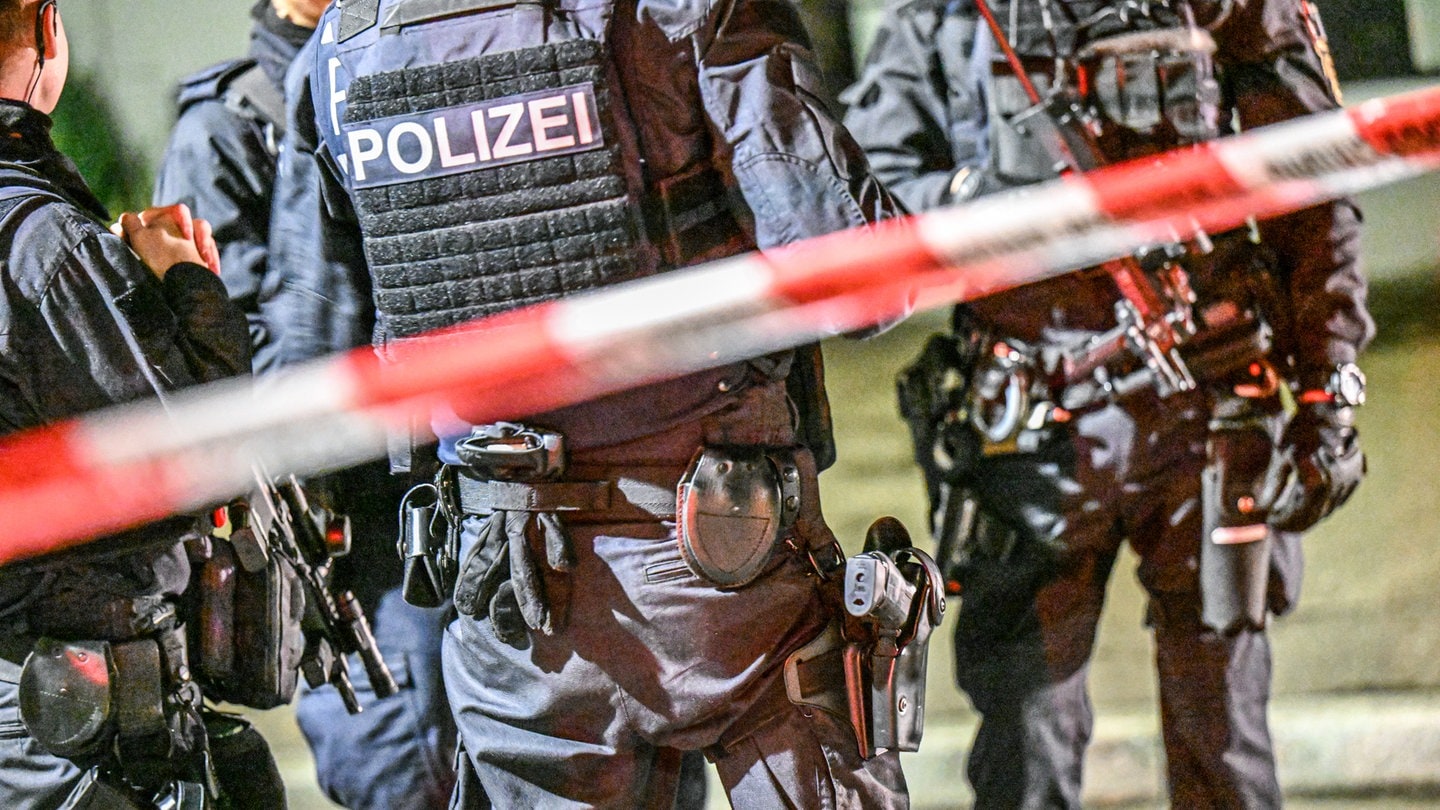 (Symbolbild) Einheiten der Polizei sind an einem Tatort im Einsatz. Im Jahr 2024 sind 22 Menschen durch tödliche Schüsse von Polizisten gestorben.