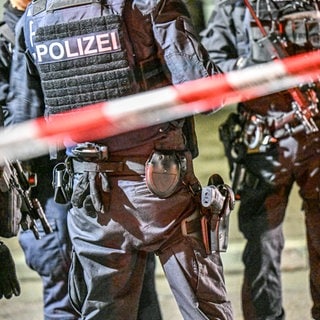 (Symbolbild) Einheiten der Polizei sind an einem Tatort im Einsatz. Im Jahr 2024 sind 22 Menschen durch tödliche Schüsse von Polizisten gestorben.