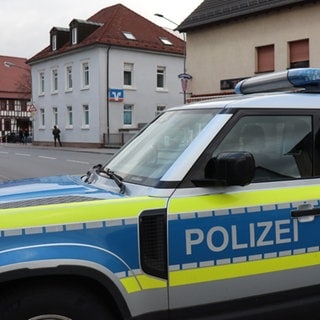 Polizei und Spezialeinsatzkräften vor einer Bankfiliale in Rimbach. Es hat möglicherweise eine Geiselnahme gegeben.