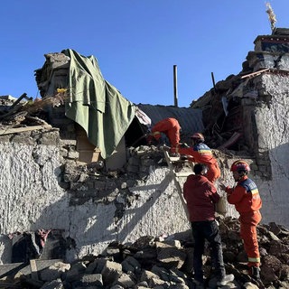 Auf diesem von der Nachrichtenagentur Xinhua veröffentlichten Foto suchen Rettungskräfte nach einem Erdbeben in der Changsuo-Gemeinde Dingri in Xigaze in der Autonomen Region Tibet im Südwesten Chinas nach Überlebenden.