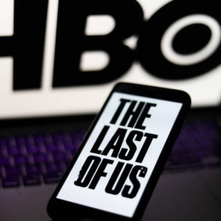 Die Logos von "The Last of Us" und "HBO". Bisher war nicht bekannt, wann die HBO-Serie weitergeht. Jetzt ist safe: Staffel 2 von "The Last of Us" kommt im April.