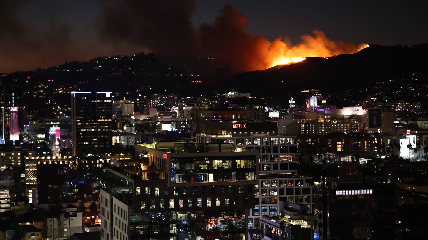 Das Feuer in den Hollywood Hills in LA.