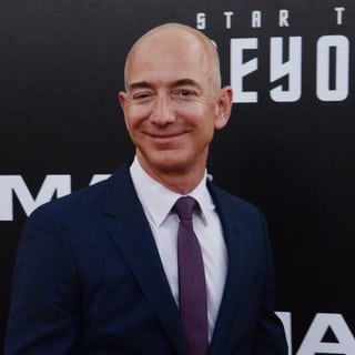 Macht Jeff Bezos mit „New Glenn“ SpaceX und der Raketenreihe von Erzrivale Elon Musk bald Konkurrenz? Das wird sich am Freitag zeigen.