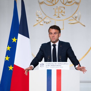 Emmanuel Macron hält eine Rede auf einer Konferenz in Paris.