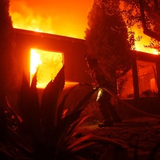 Gefängnisinsassen in den USA werden bei Katastrophen wie den Bränden in Los Angeles eingesetzt. Nicht alle finden das gut.