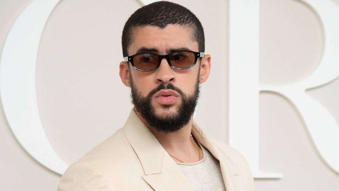 Ein Portrait von Musiker Bad Bunny auf der Dior Show in Paris