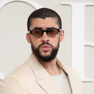 Ein Portrait von Musiker Bad Bunny auf der Dior Show in Paris