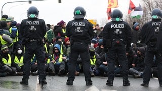 Polizisten stoppen eine Demonstration gegen den Bundesparteitag der AfD in Riesa (Sachsen). 