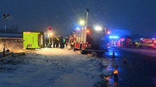 Flixbus in Brandenburg kippt auf einer Autobahnraststätte um. Zwei Menschen sterben, vier sind schwer verletzt.