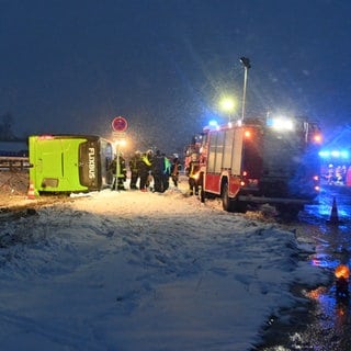 Flixbus in Brandenburg kippt auf einer Autobahnraststätte um. Zwei Menschen sterben, vier sind schwer verletzt.