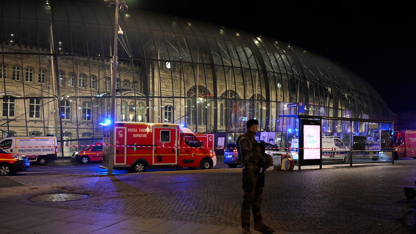 Straßburg:Ein Soldat bewacht den Bahnhof, nachdem zwei Straßenbahnen zusammengestoßen sind, wobei Dutzende von Menschen verletzt wurden.