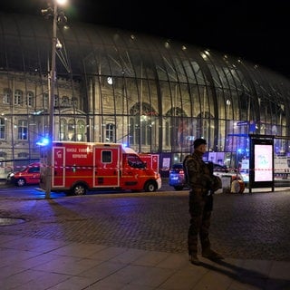 Straßburg:Ein Soldat bewacht den Bahnhof, nachdem zwei Straßenbahnen zusammengestoßen sind, wobei Dutzende von Menschen verletzt wurden.