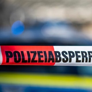 Ein Absperrband mit der Aufschrift "Polizeiabsperrung": In Stuttgart-Ost wurde eine 25-Jährige tot in einer Wohnung gefunden. Die Polizei geht von einem Verbrechen aus.