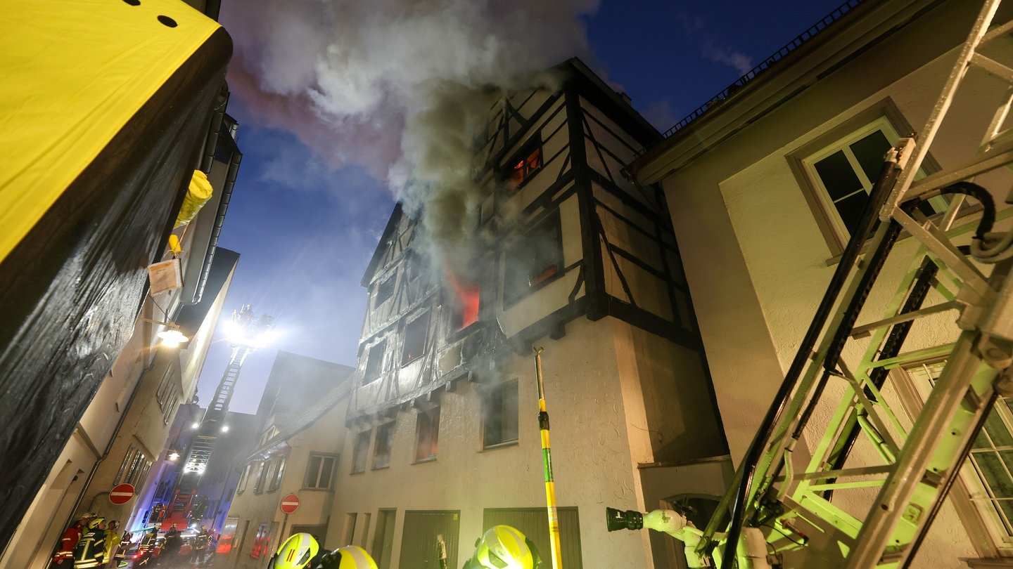 Die Feuerwehr löscht den Brand in einem Haus in der Altstadt. Ob noch Menschen im Haus sind und ob es Verletzte gibt, ist noch unklar.