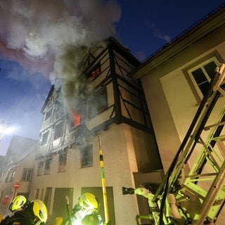 Die Feuerwehr löscht den Brand in einem Haus in der Altstadt. Ob noch Menschen im Haus sind und ob es Verletzte gibt, ist noch unklar.