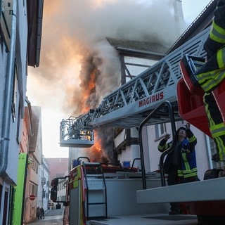 Riedlingen: Die Feuerwehr löscht den Brand in einem Haus in der Altstadt. 