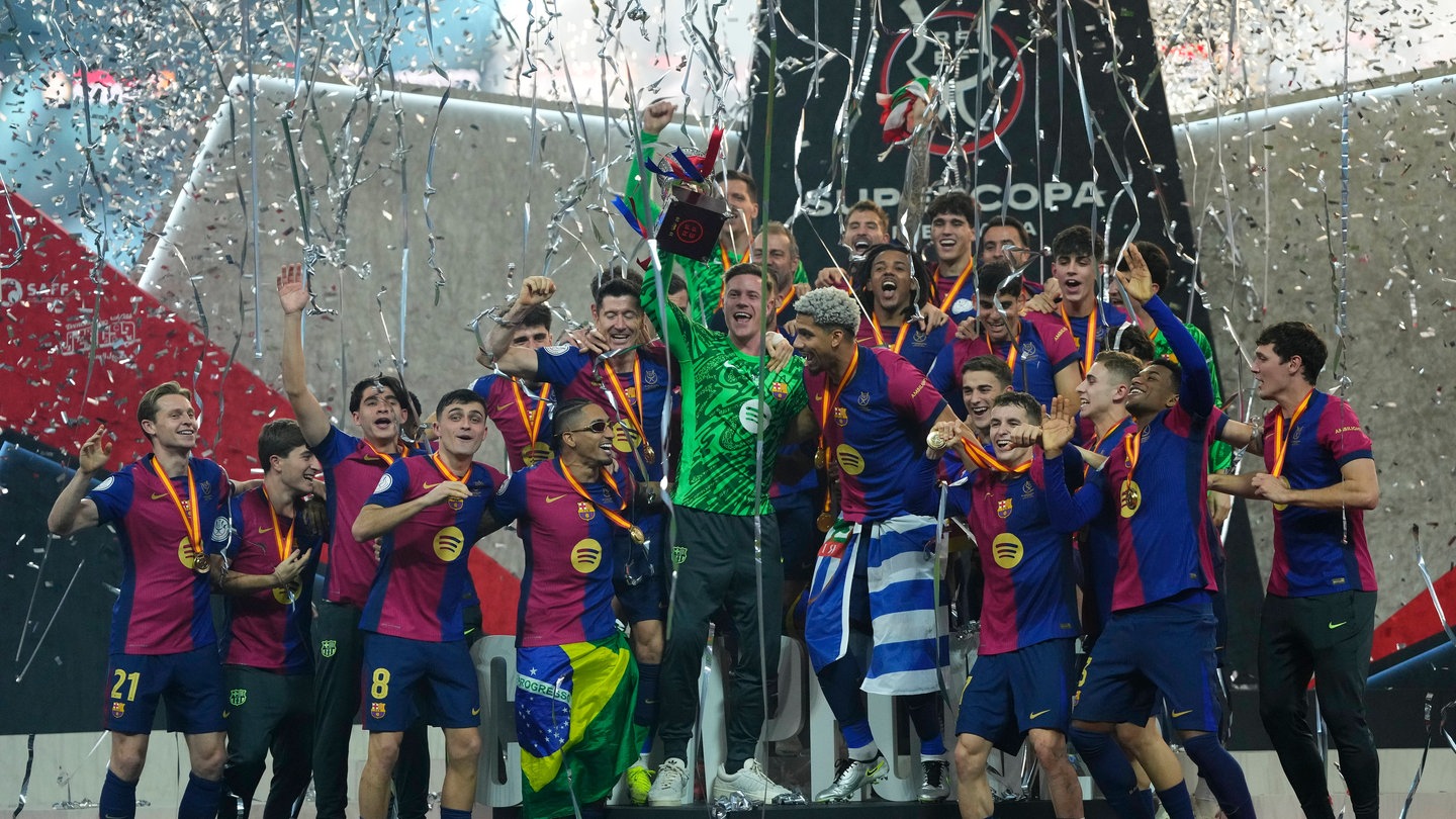 Supercup-SO-feiern-die-Barca-Stars-den-Sieg-gegen-Real-Madrid-