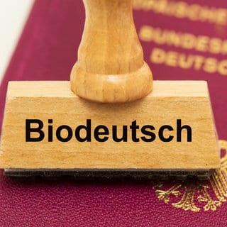 Ein deutscher Pass mit einem Stempel, auf dem die Aufschrift "Biodeutsch" steht.